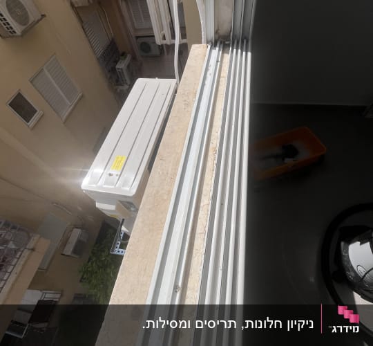 ניקוי חלון עם מסילות ותריסים